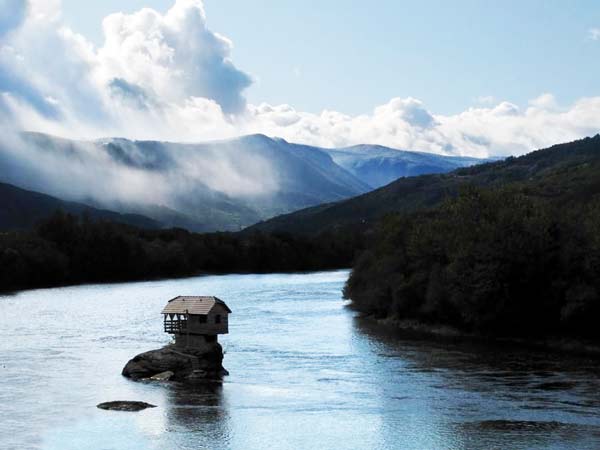 perierga.gr - Drina House: Το σπίτι του βράχου!