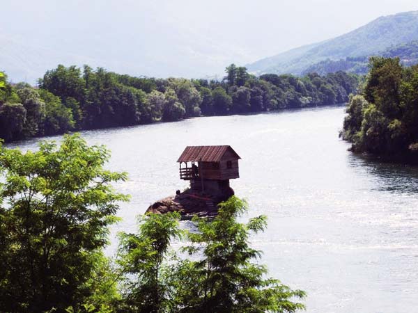 perierga.gr - Drina House: Το σπίτι του βράχου!