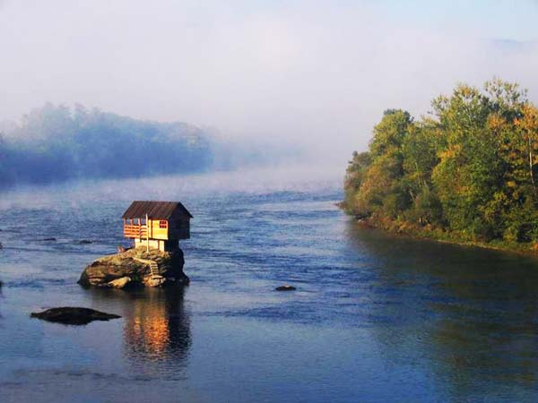 perierga.gr - Drina House: Το σπίτι του βράχου!