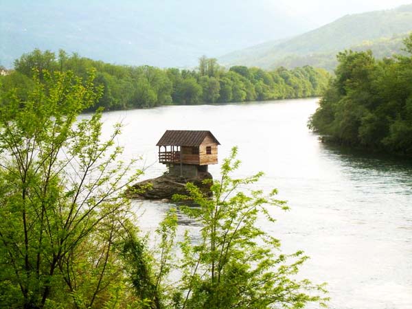 perierga.gr - Drina House: Το σπίτι του βράχου!