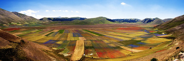 perierga.gr - Castelluccio: Η πολύχρωμη κοιλάδα της Ιταλίας!